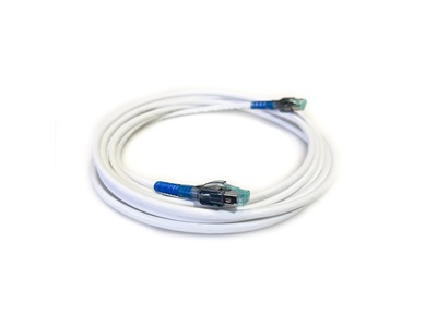 FibrainDATA Premium szerelt patchkábel, S/FTP cat 6A, 900 MHz, FR-LSZH, fehér kábel, kék törésgátló, 5,0m