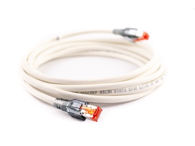 FibrainDATA Premium szerelt patchkábel, U/FTP cat.6, fehér kábel, fekete törésgátló, 5,0m